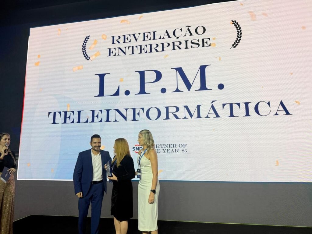Partner of the Year 2025 premia o Grupo LPM como Revelação 1 Regiane Silva — Gerente de Produtos & Marketing do Grupo LPM — recebendo prêmio no Partner of the Year 2025