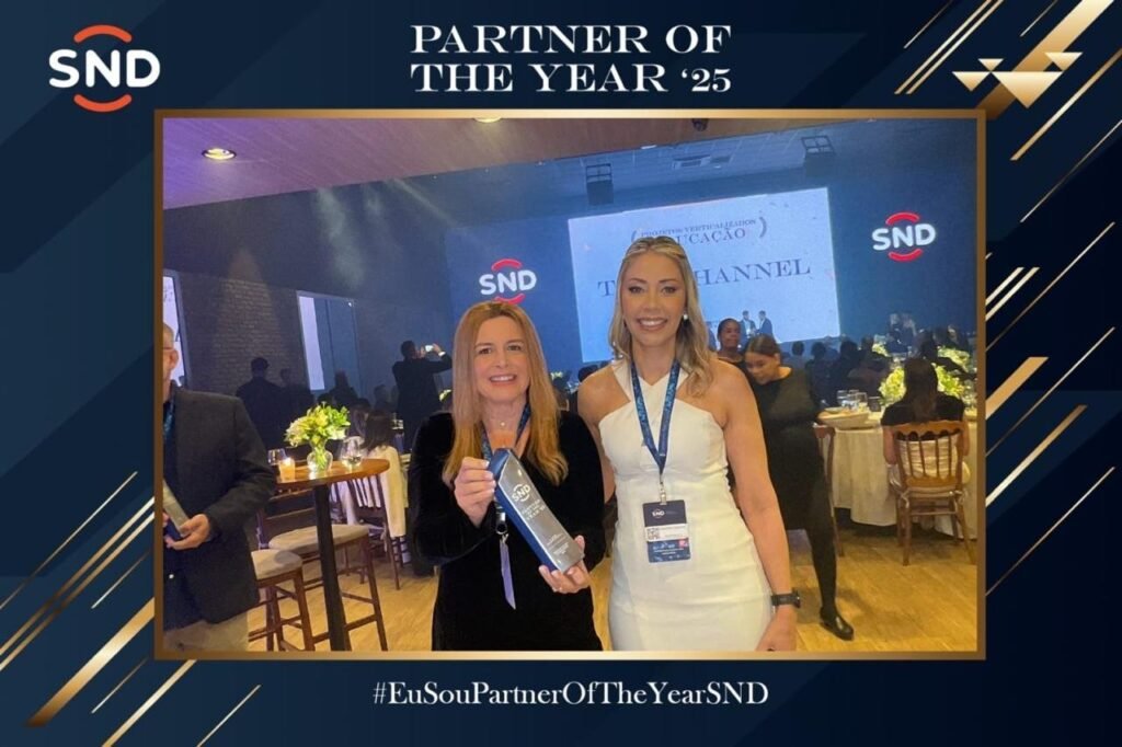 Partner of the Year 2025 premia o Grupo LPM como Revelação 2 Regiane Silva, gerente de Produtos e Marketing do Grupo LPM, exibe prêmio Parceiro Revelação 2025