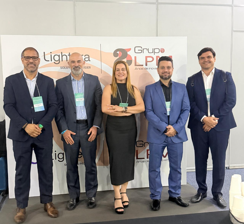 Infraestrutura óptica: LPM e Lightera no Tech Gov RJ 2026 4 Representantes do Grupo LPM com os parceiros Lightera e 7Lan no estande durante o Tech Gov Fórum RJ 2026.
