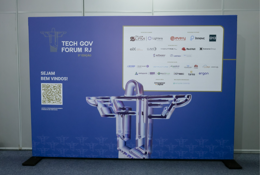 Infraestrutura óptica: LPM e Lightera no Tech Gov RJ 2026 1 Painel do Tech Gov Fórum RJ exibindo logo do Grupo LPM e de outras empresas.
