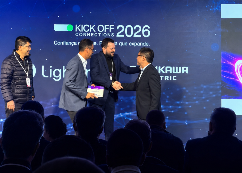 Flavio Menezes e Antônio Silva recebendo o prêmio Maior Volume de Negócios — Kick Off Connections 2026 Flavio Menezes e Antônio Silva, do Grupo LPM, recebendo o prêmio Maior Volume de Negócios no Kick Off Connections 2026