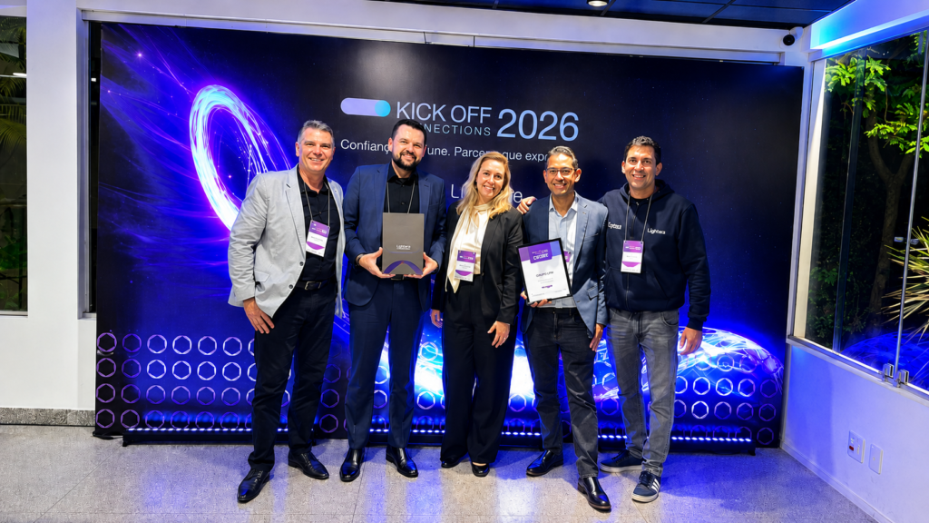 Grupo LPM com representantes da Lightera durante a premiação no Kick Off Connections 2026 Evento Kick Off Connections 2026 da Lightera com parceiros e distribuidores.